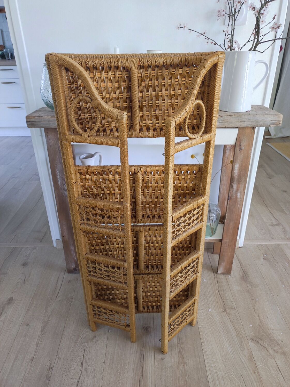 Folding rattan shelf