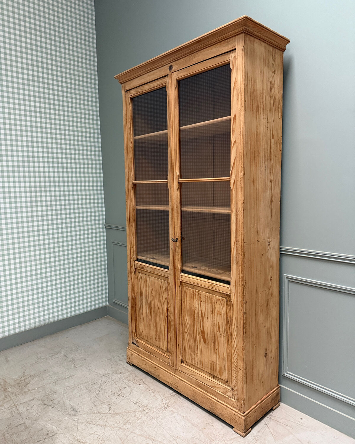 Vintage Delagrave display cabinet (renovated)