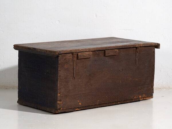 Antique trunk with floral motifs (Year 1901)
