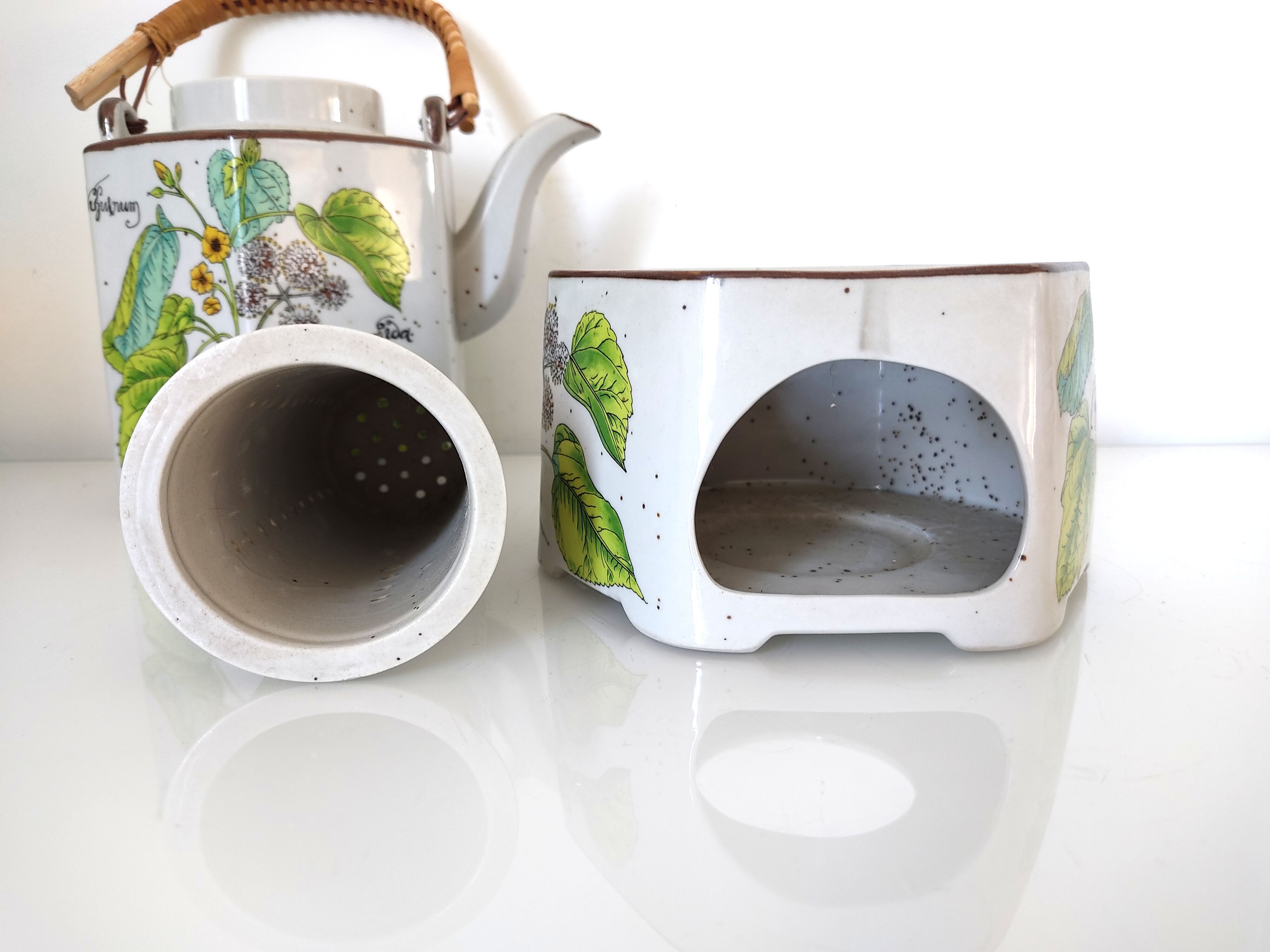 Teapot, stove and 6 cups
