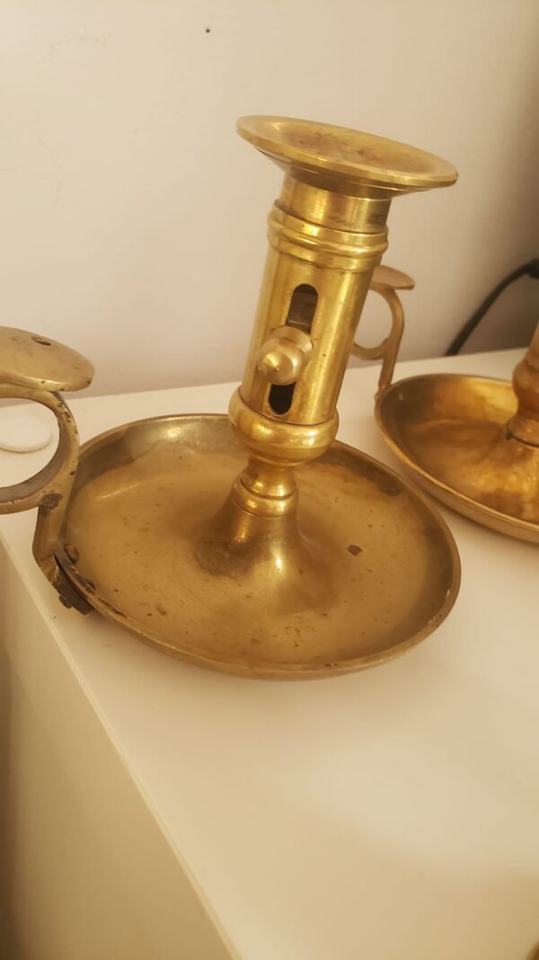 Lot bougeoirs et petite lampe en huile