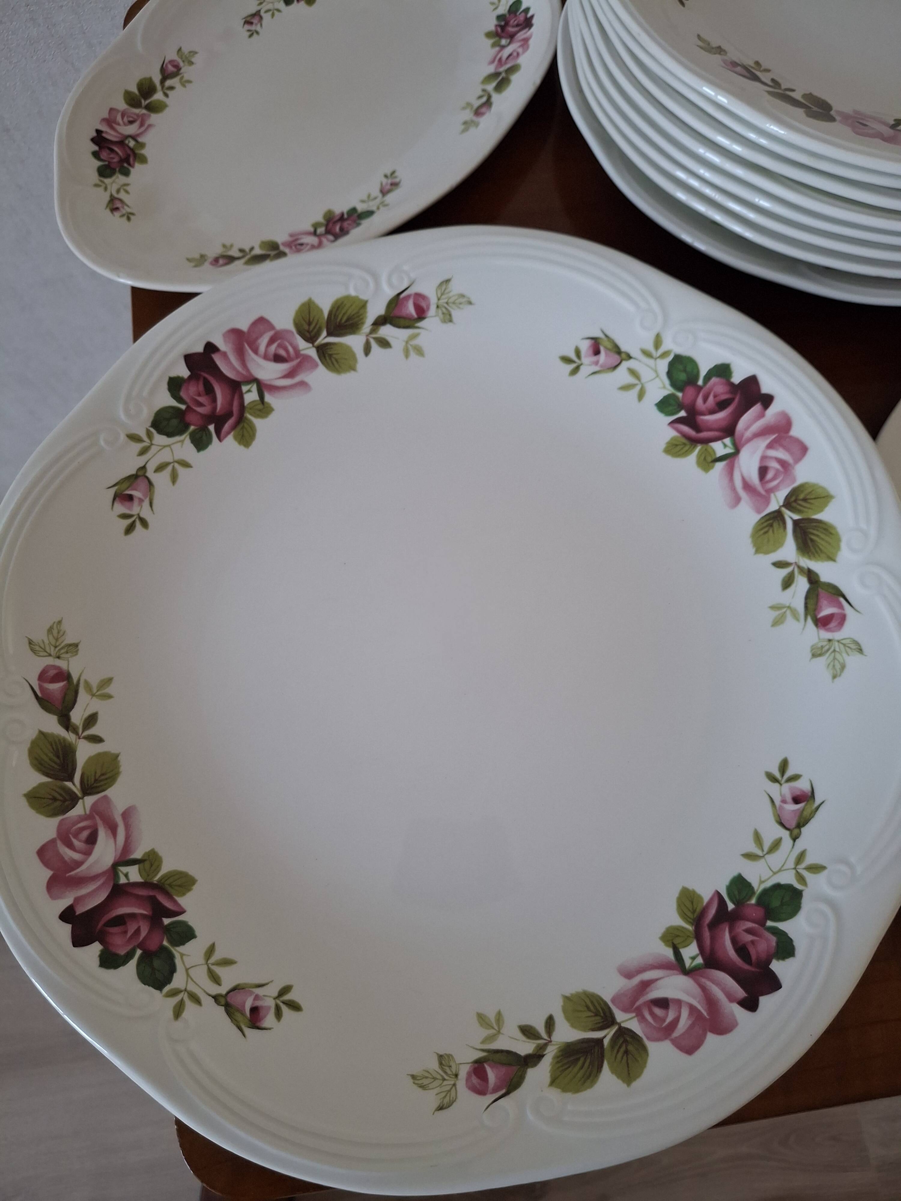 Vintage tableware service in Gien earthenware, "Champs" model with roses – An