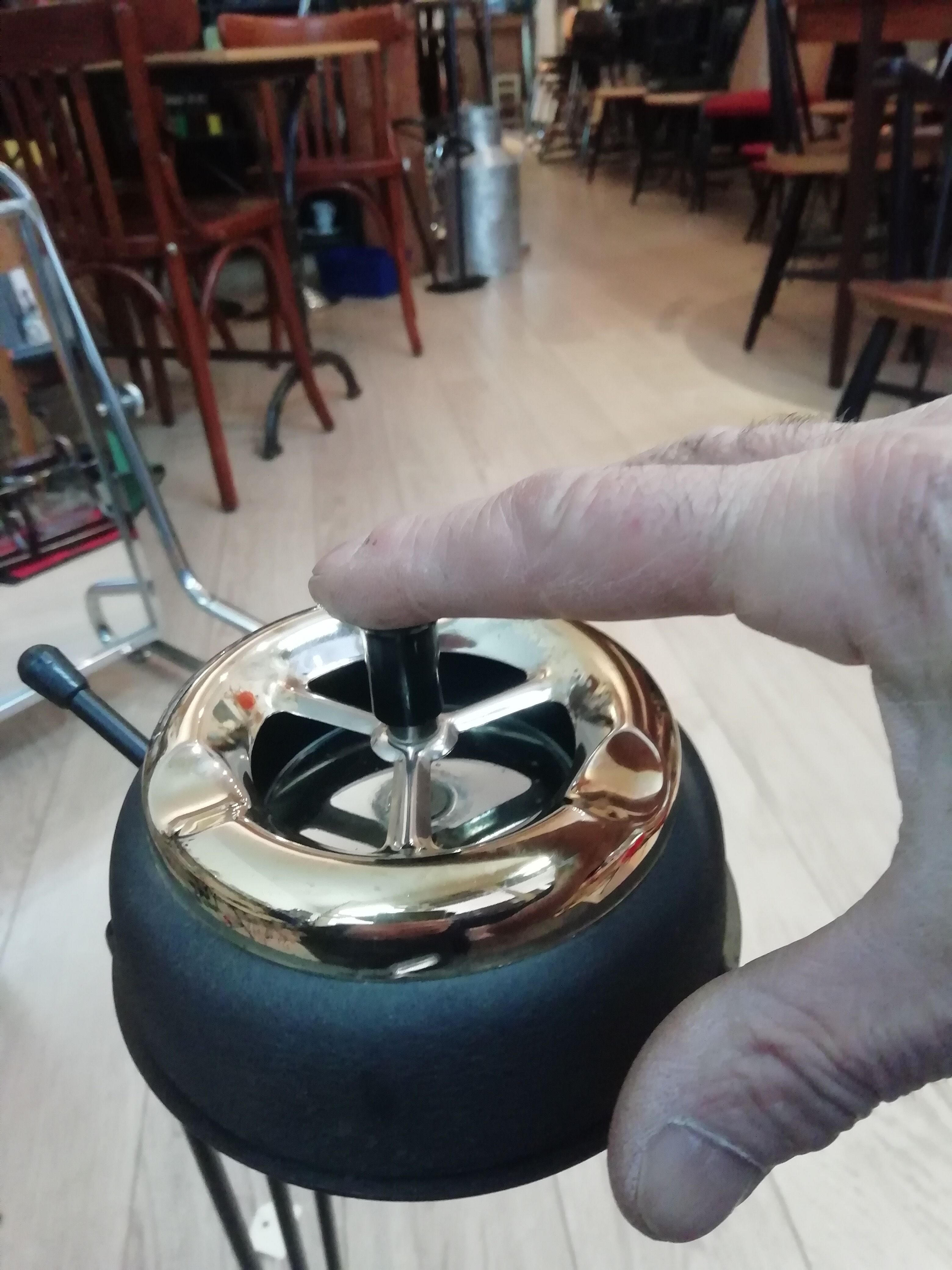 Ashtray with mechanism on foot
