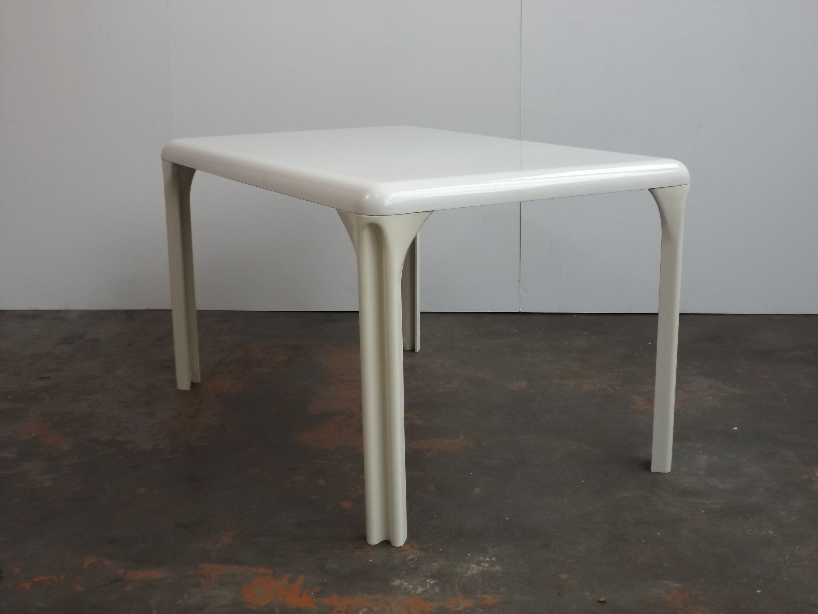 Stadio table by Vico Magistretti, Artemide