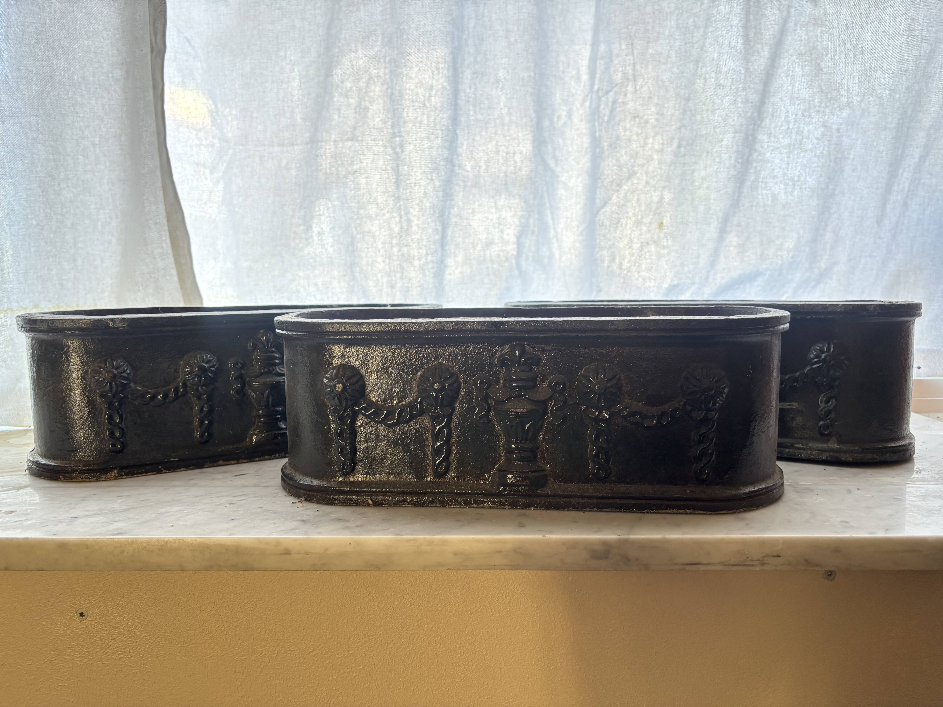 Ensemble de trois jardinières en fonte