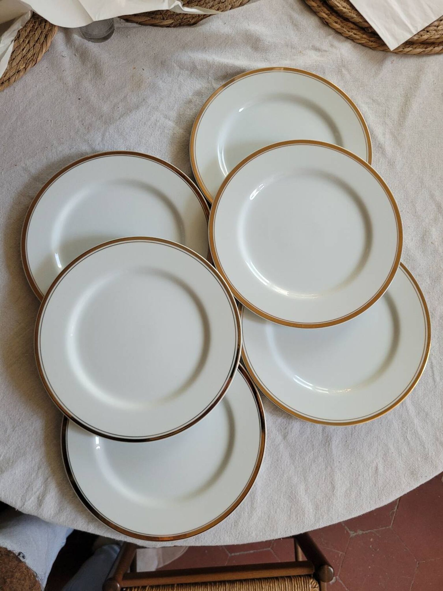 Ensemble de 6 assiettes en porcelaine blanches et or