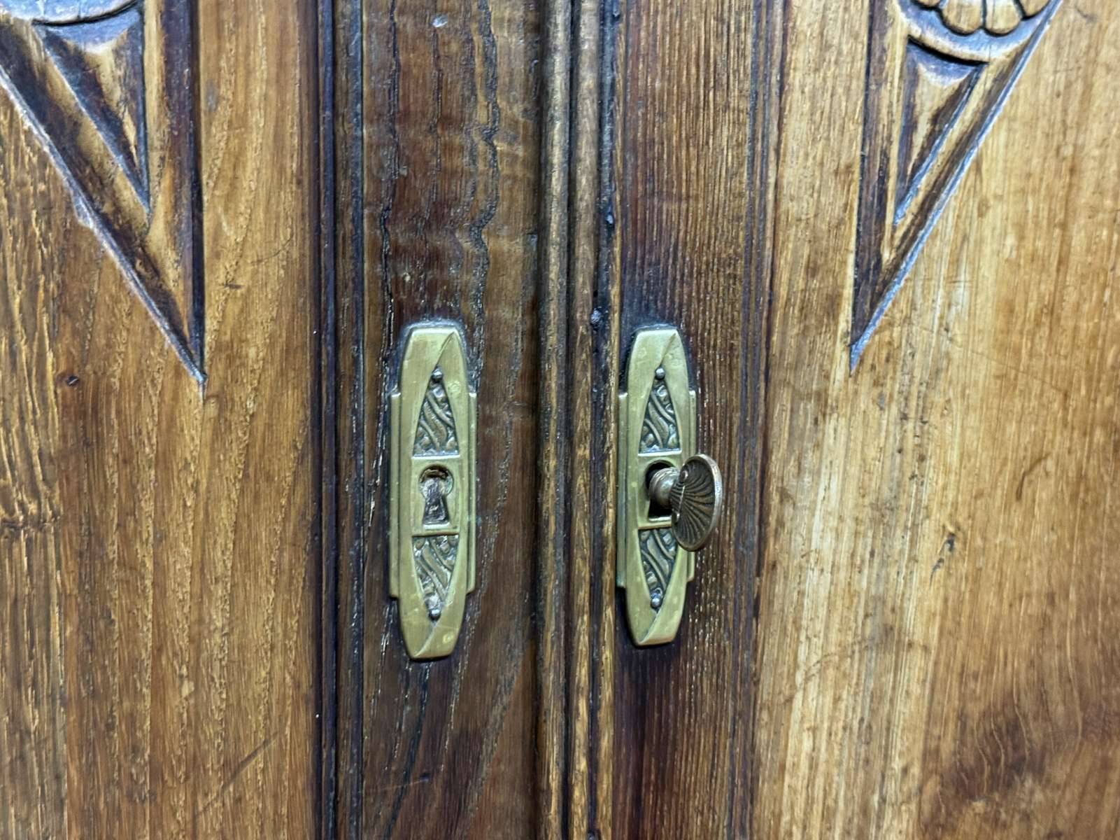 Rustic Art Deco buffet from the 1930s in chestnut wood.