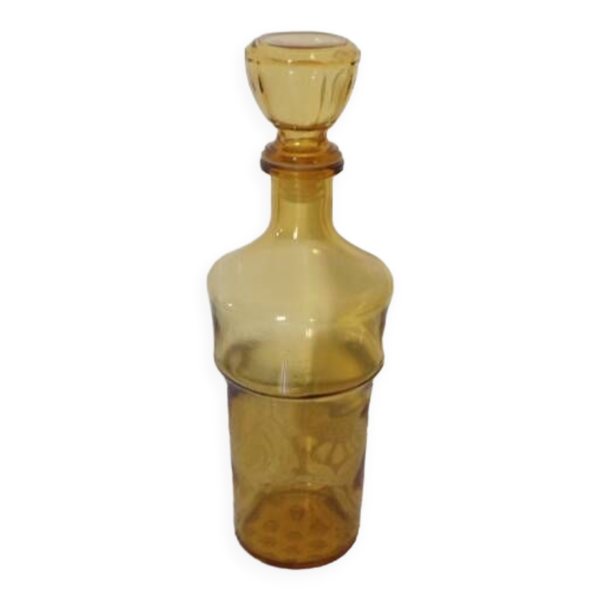 Carafe en verre transparent jaune