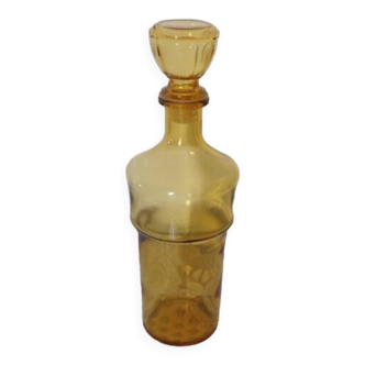 Carafe en verre transparent jaune