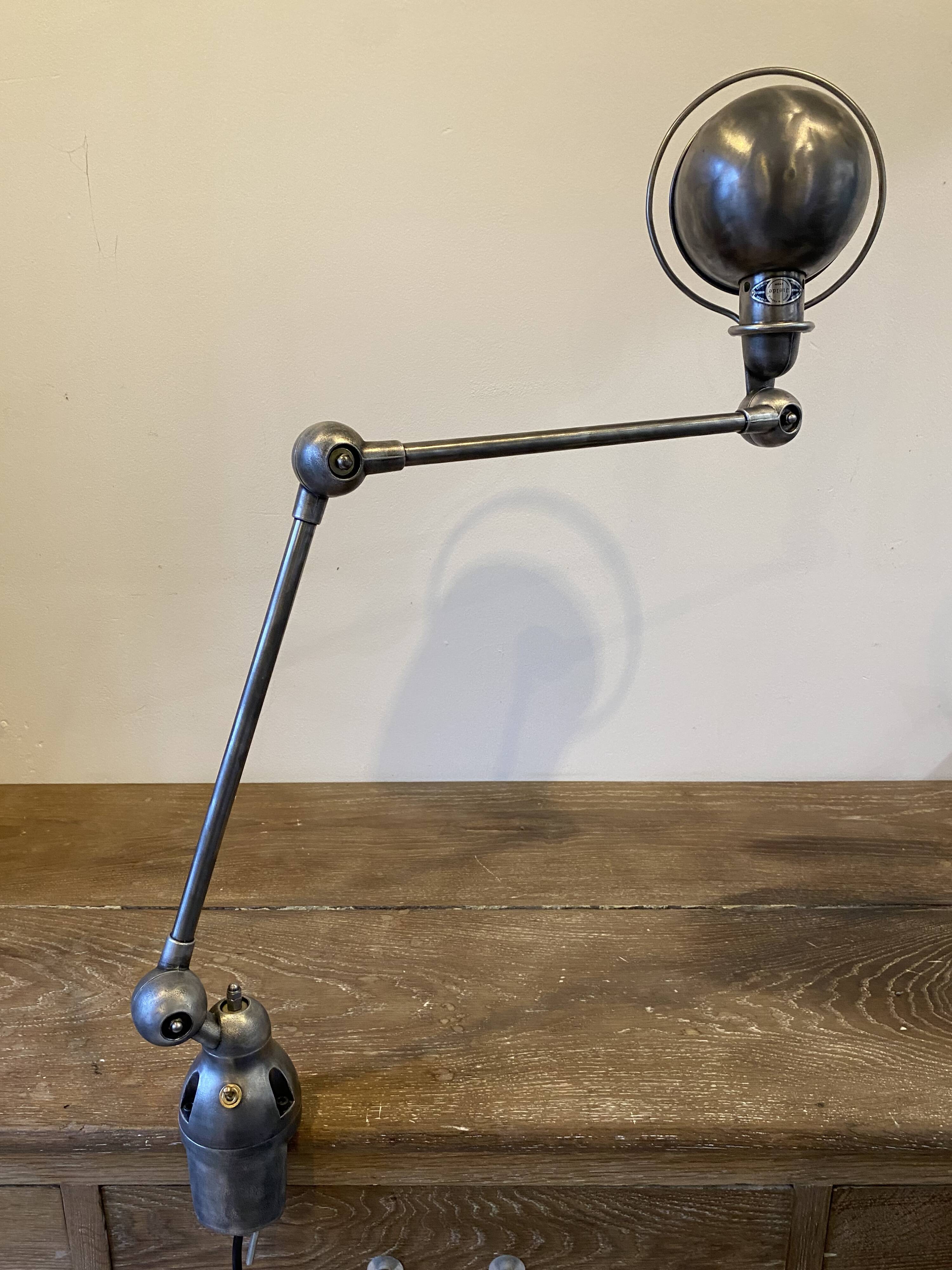 Lampe de bureau Jieldé jielde 2 bras de 40cm avec base étau graphite indus