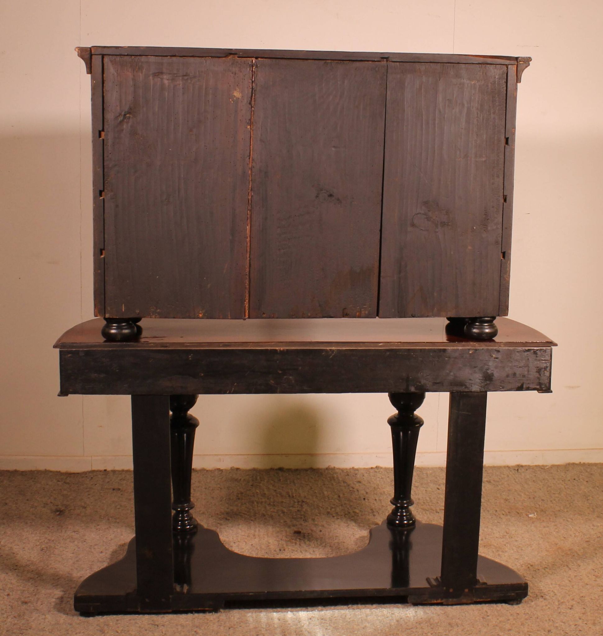 Cabinet allemand en noyer, XVIIIème siècle