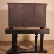 Cabinet allemand en noyer, XVIIIème siècle