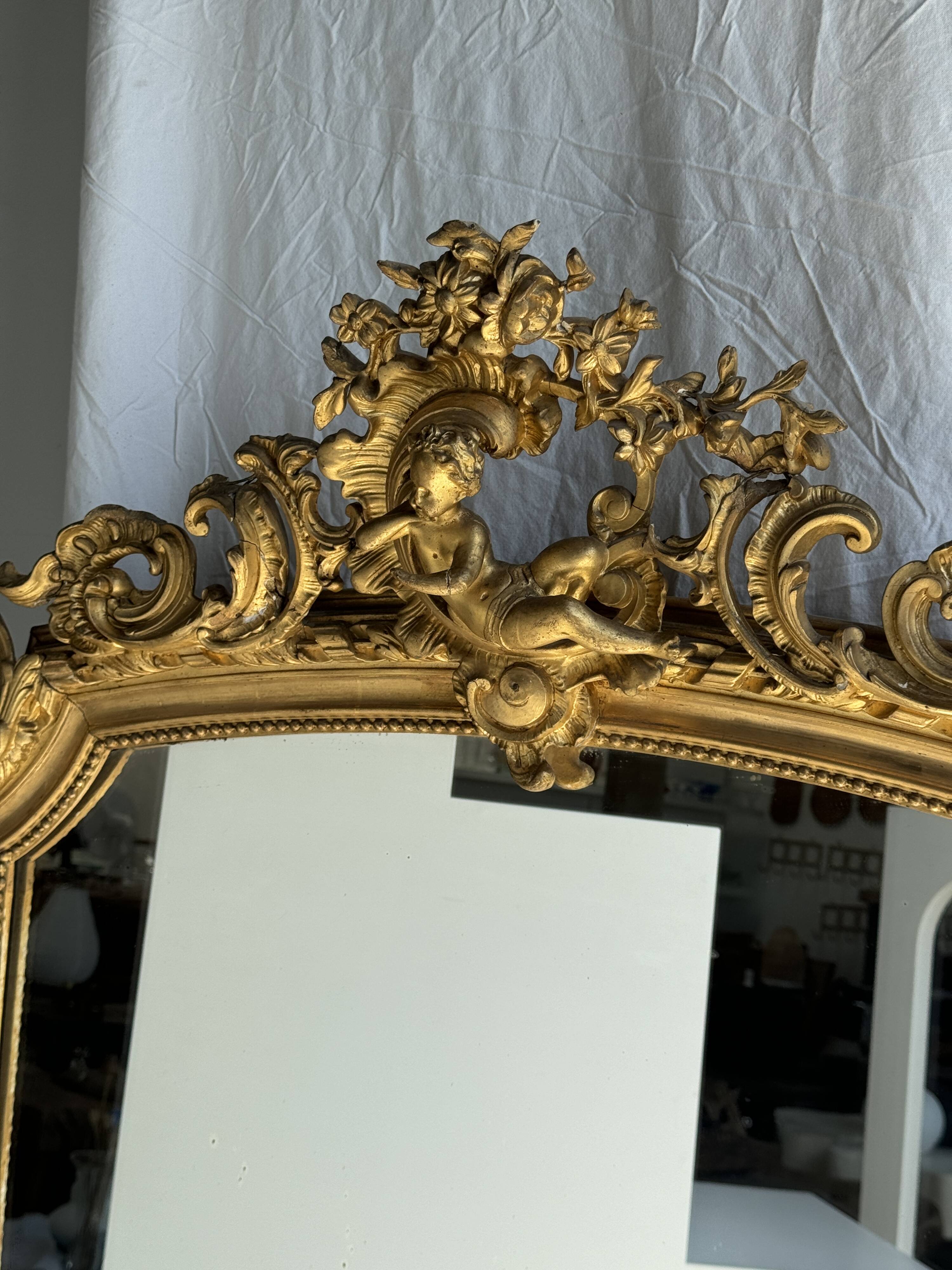 Large gilded mirror with acanthus leaf pediment H150 L98