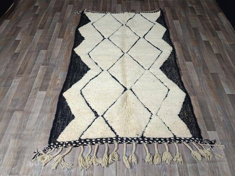 Traditional handmade wool rug, size 1.4/2.6 m.
