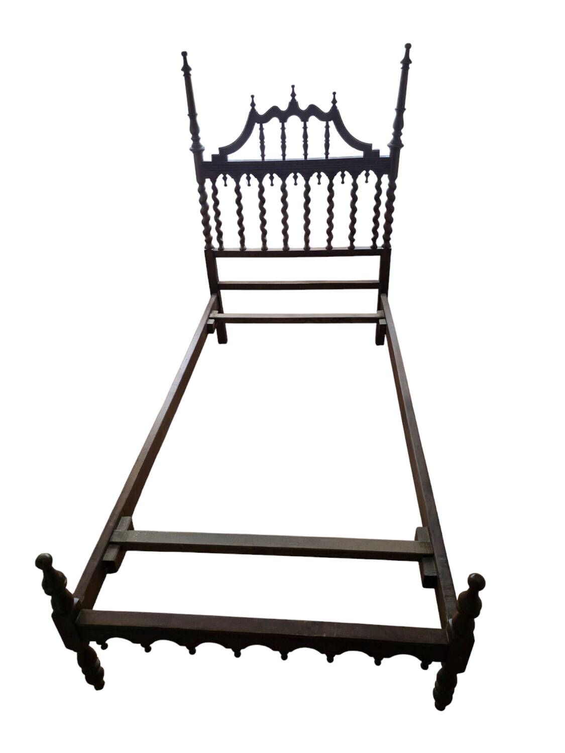 Paire de lits en bois sculpté