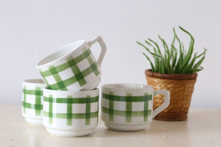 Set de 4 tasses en céramique motif nappe verte manufacture française