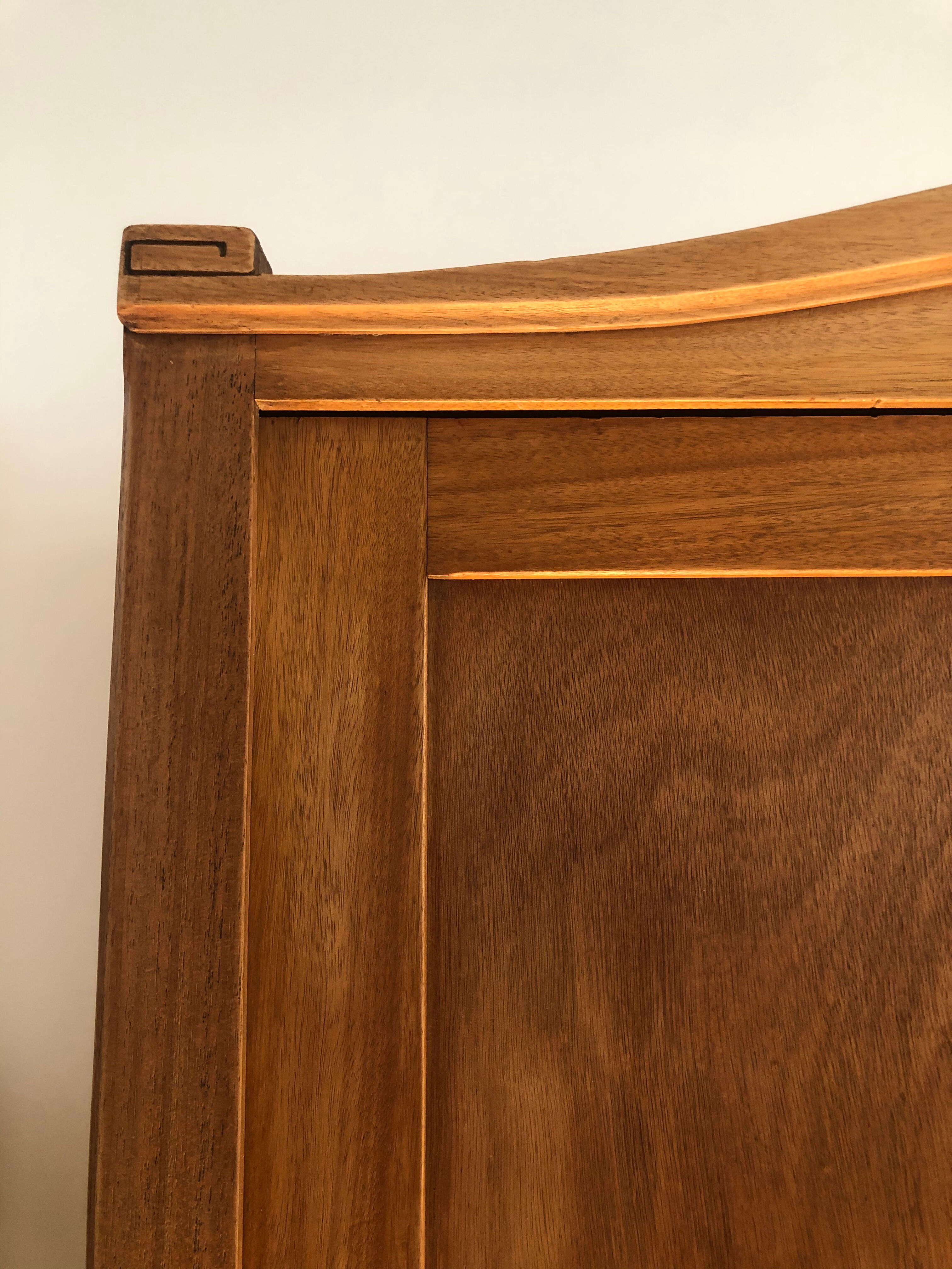 Mirror cabinet