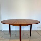 Extendable teak round table