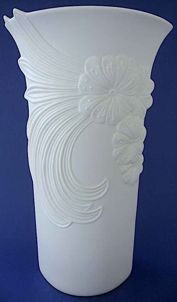 White porcelain biscuit vase, "Floralie" line, Kaiser factory (Germany)