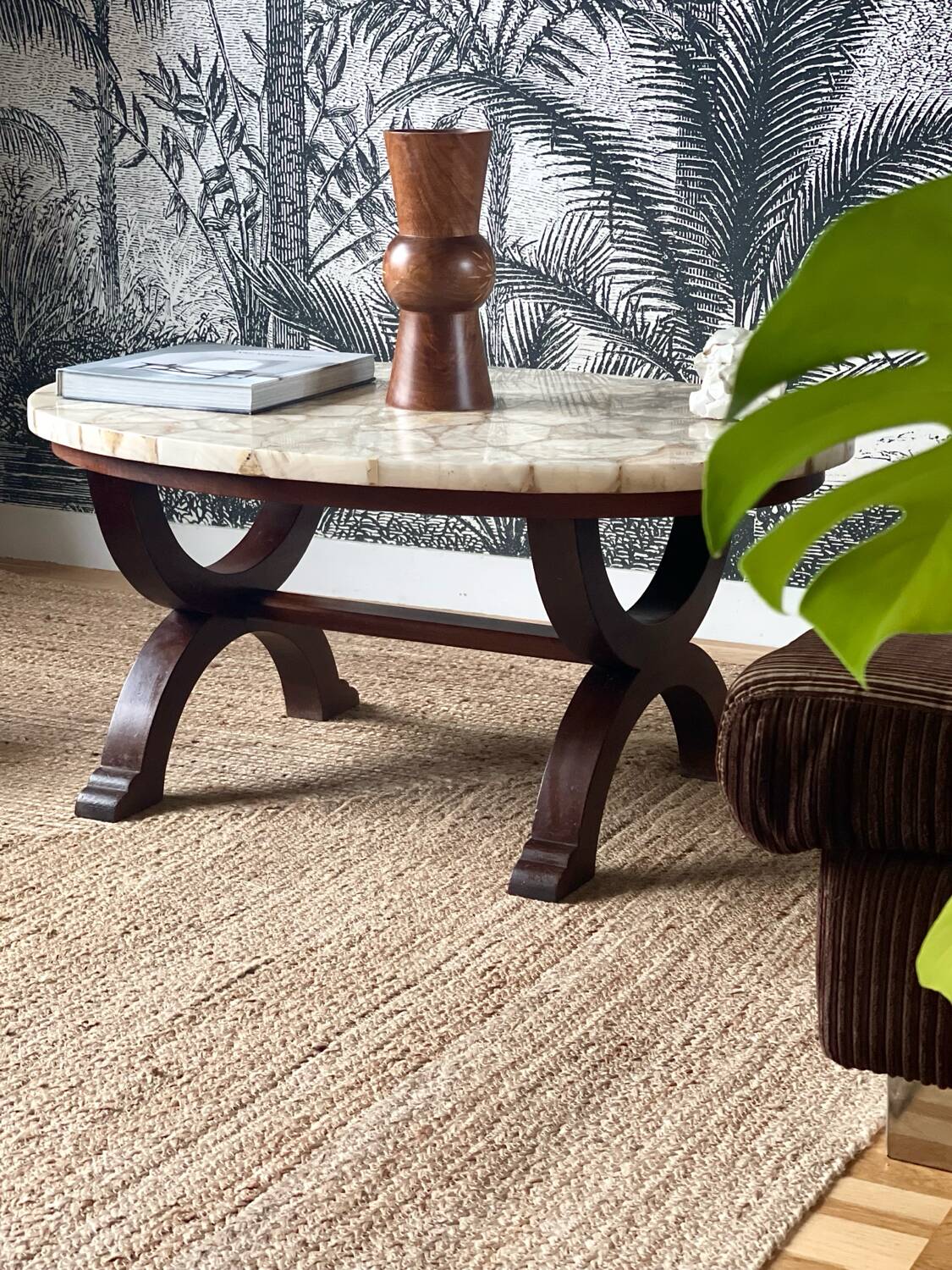 Coffee table in wood, marble and onyx.