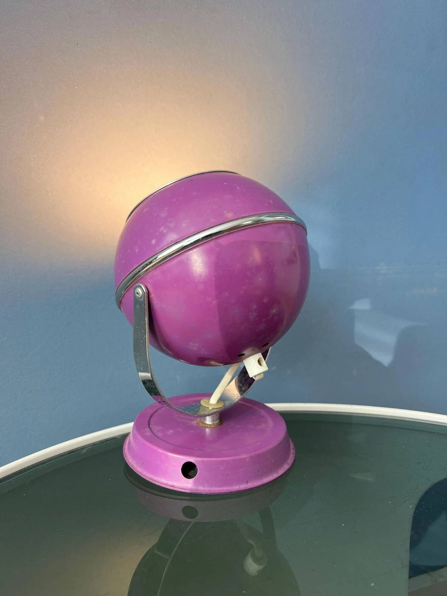 Lampe de bureau vintage violette en forme de globe oculaire de l'ère spatiale