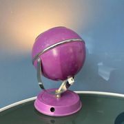 Lampe de bureau vintage violette en forme de globe oculaire de l'ère spatiale