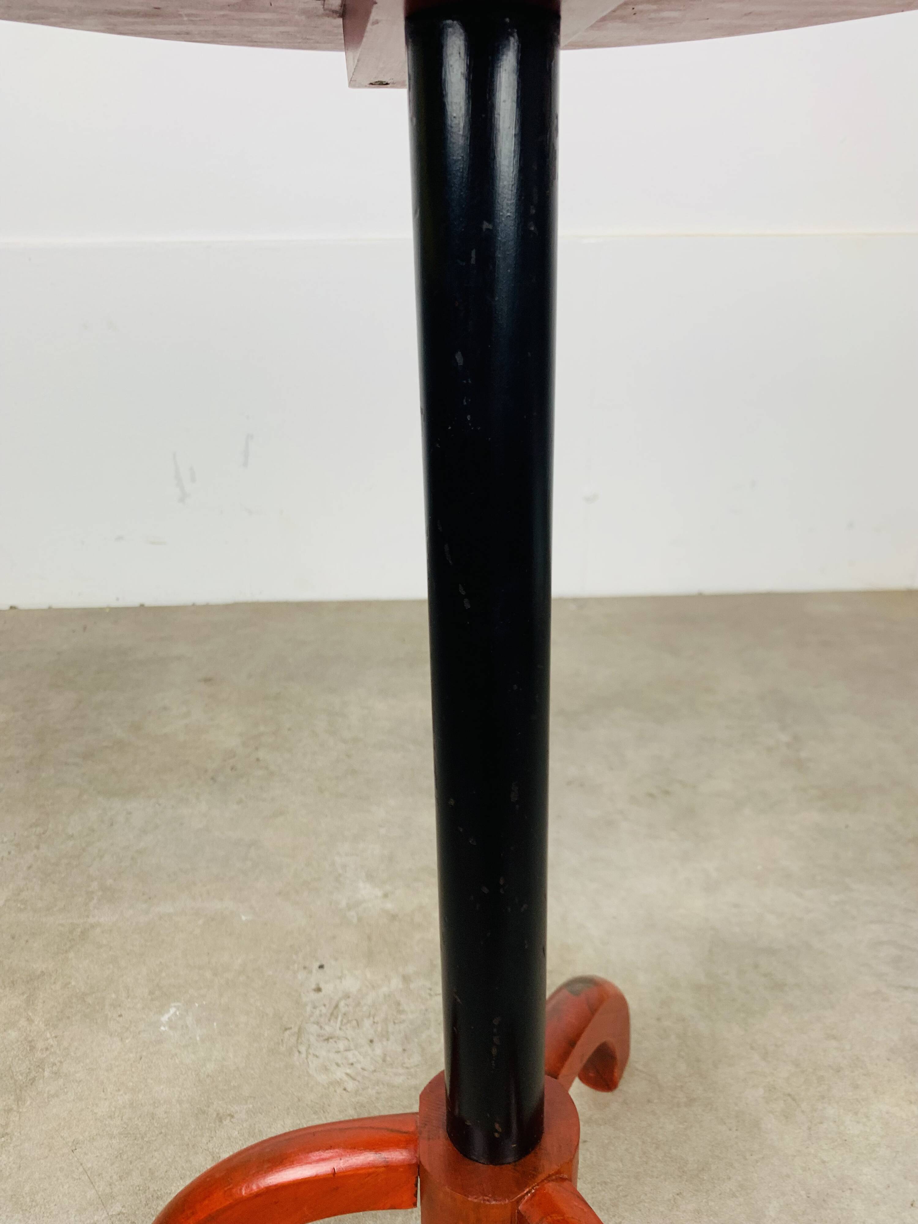 Table d'appoint tripode vintage en bois rouge et noir