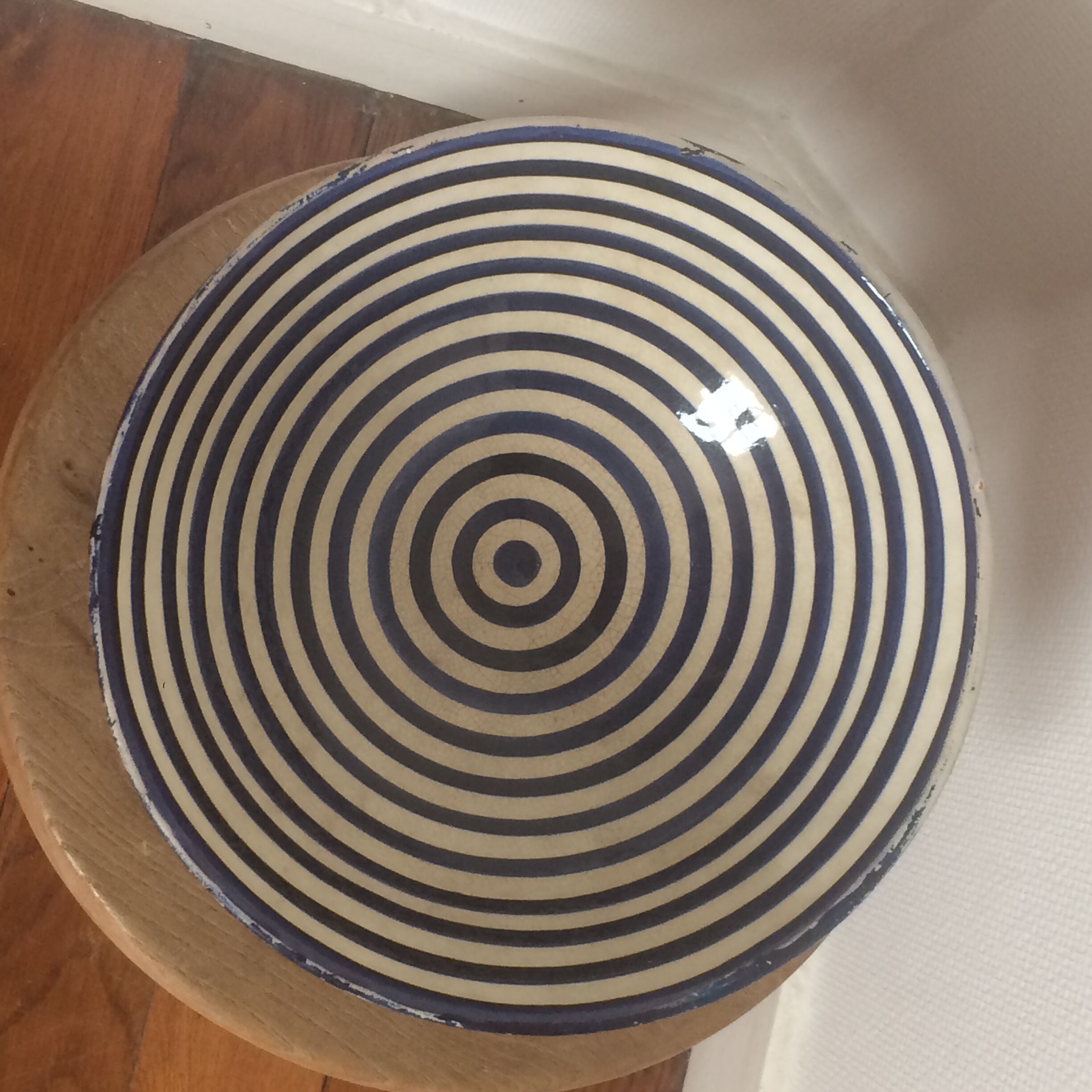 Saladier en terre rayé bleu et blanc