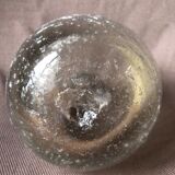 Vase boule en verre craquelé