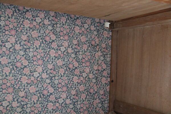 Vaisselier Art Déco en pin, vitres biseautées