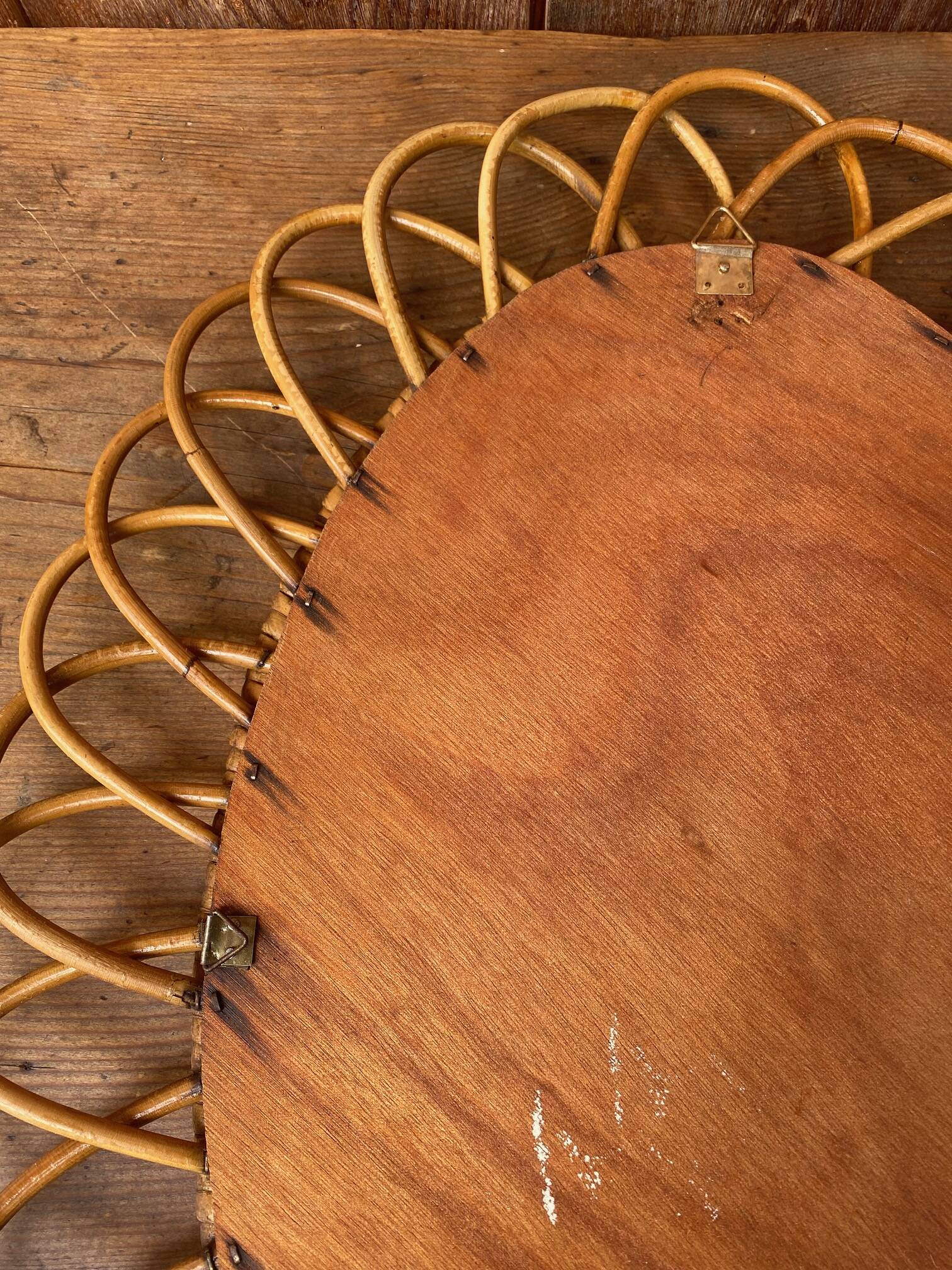 Vintage oval rattan mirror from the 60s/70s.