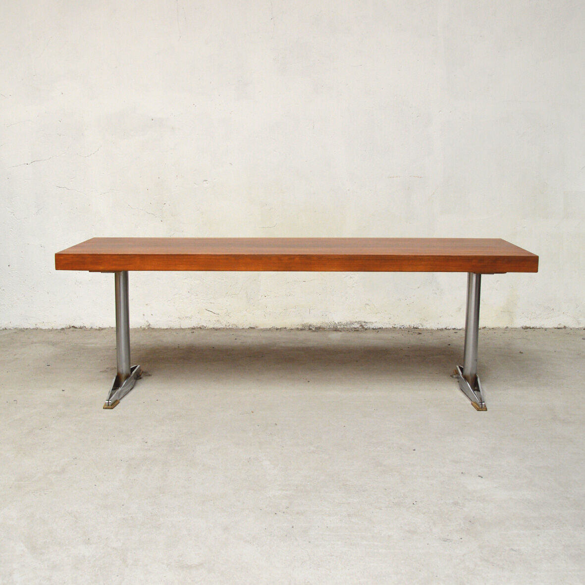 Extensible low table with metal feet 1960s