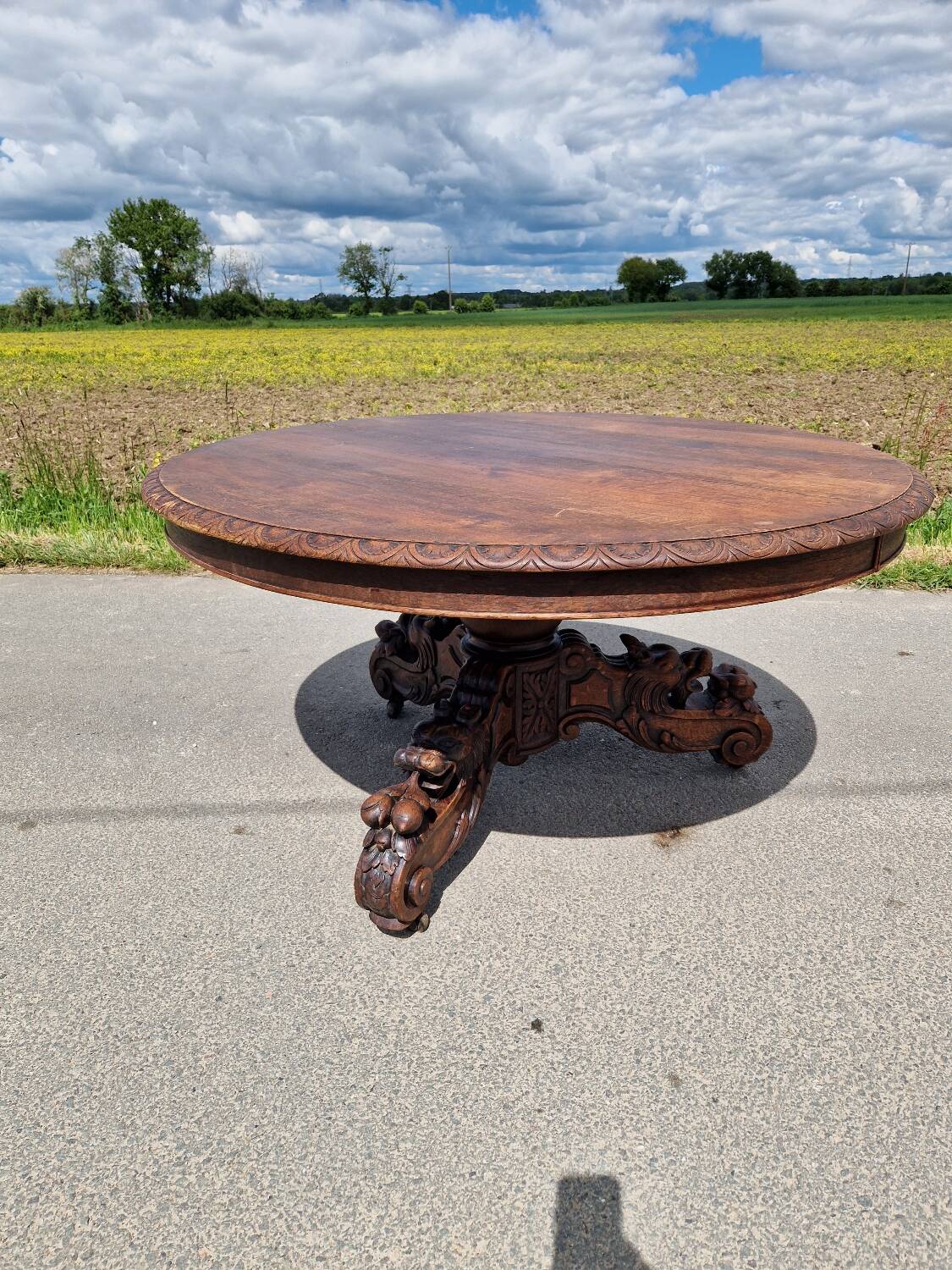 Henri II round table with lion's paw in solid oak
