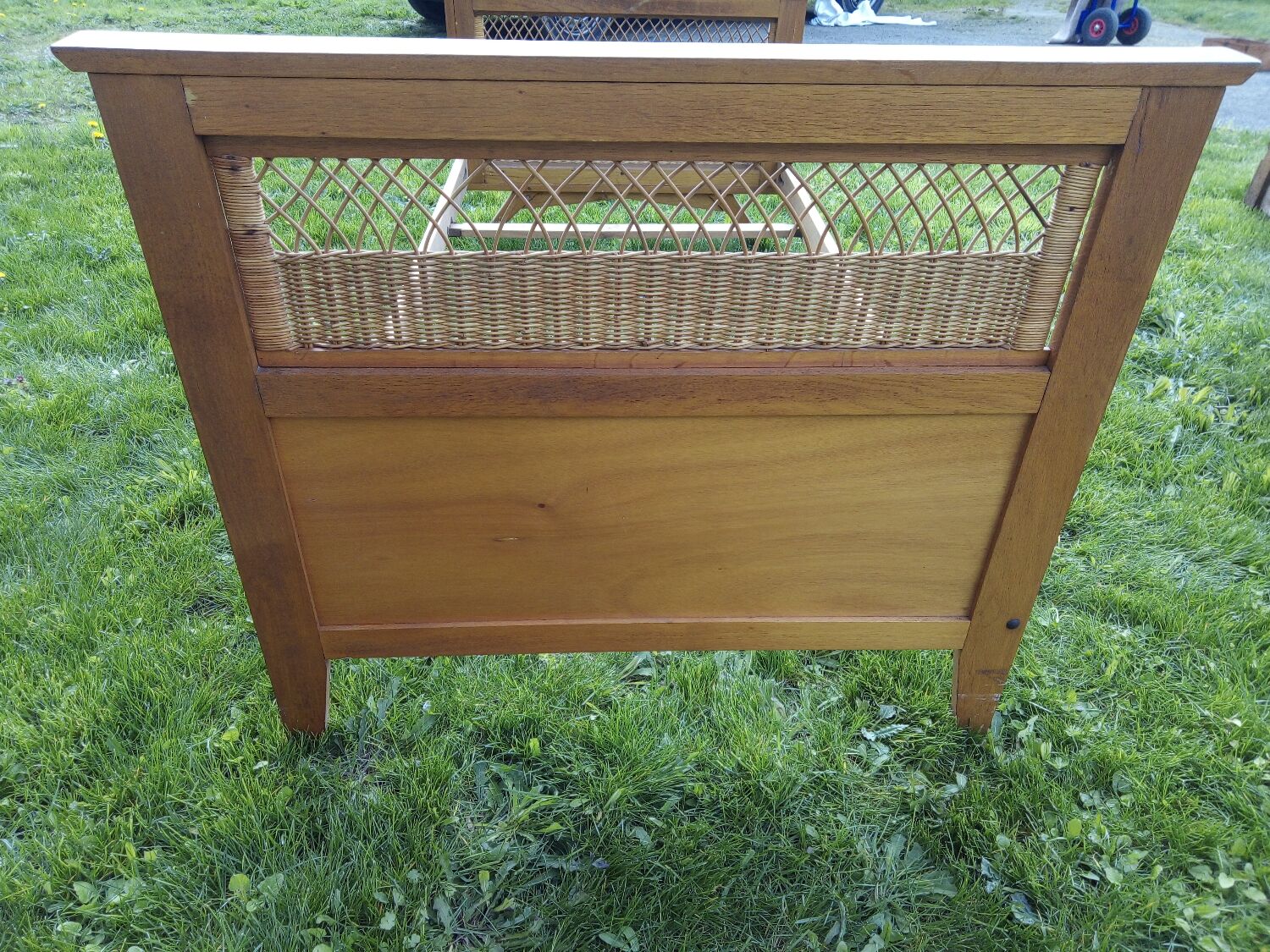 Bed 1 place wood and rattan