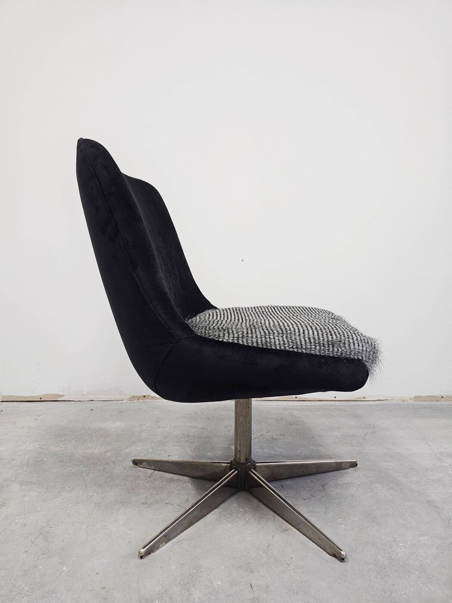 Mid-century redesigned swivel chair in velvet and faux fur.