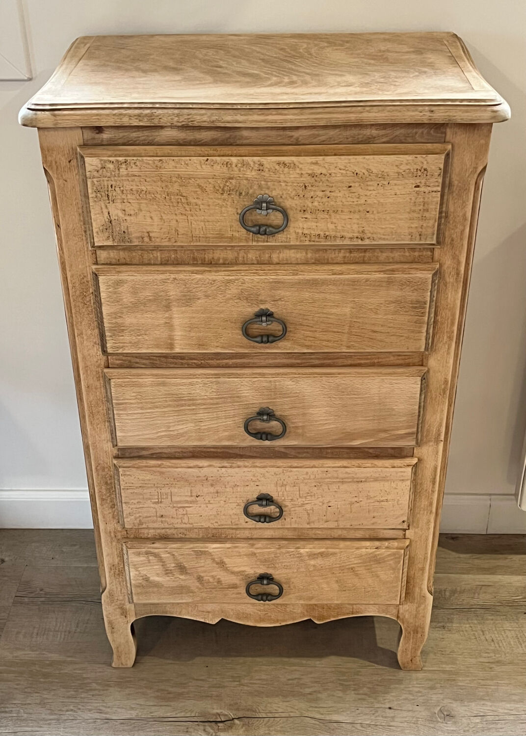 Chest of drawers
