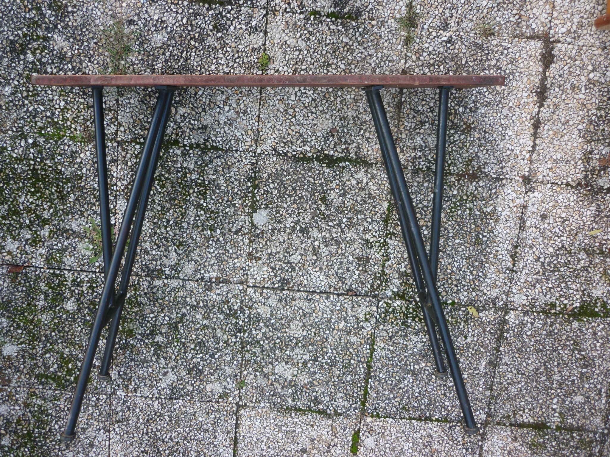 Table haute d’atelier selette plateau en bois et tubes en métal