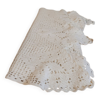 Large crochet table runner - vintage