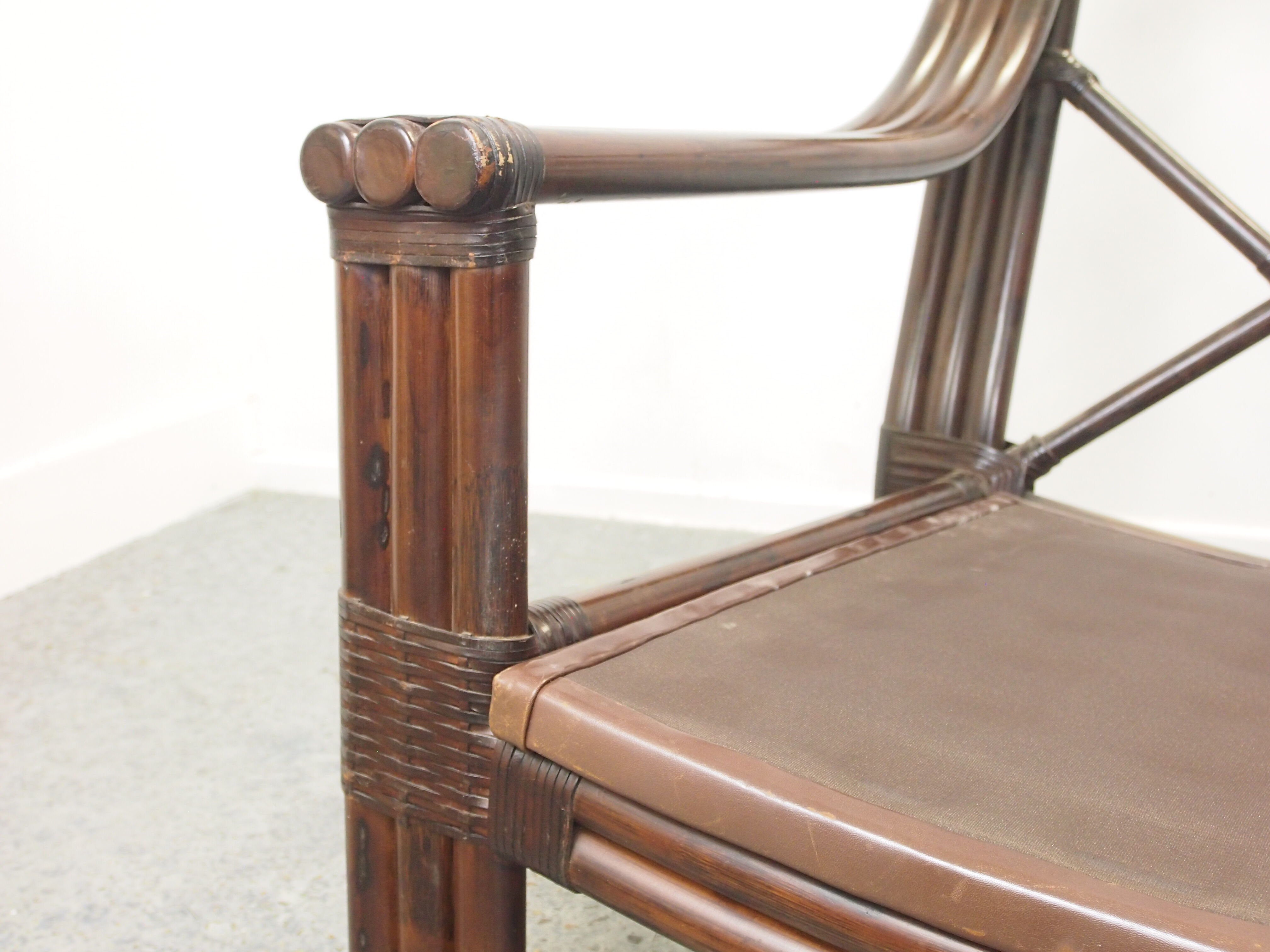 Canapé boho 2 places vintage du milieu du siècle avec coussins en cuir