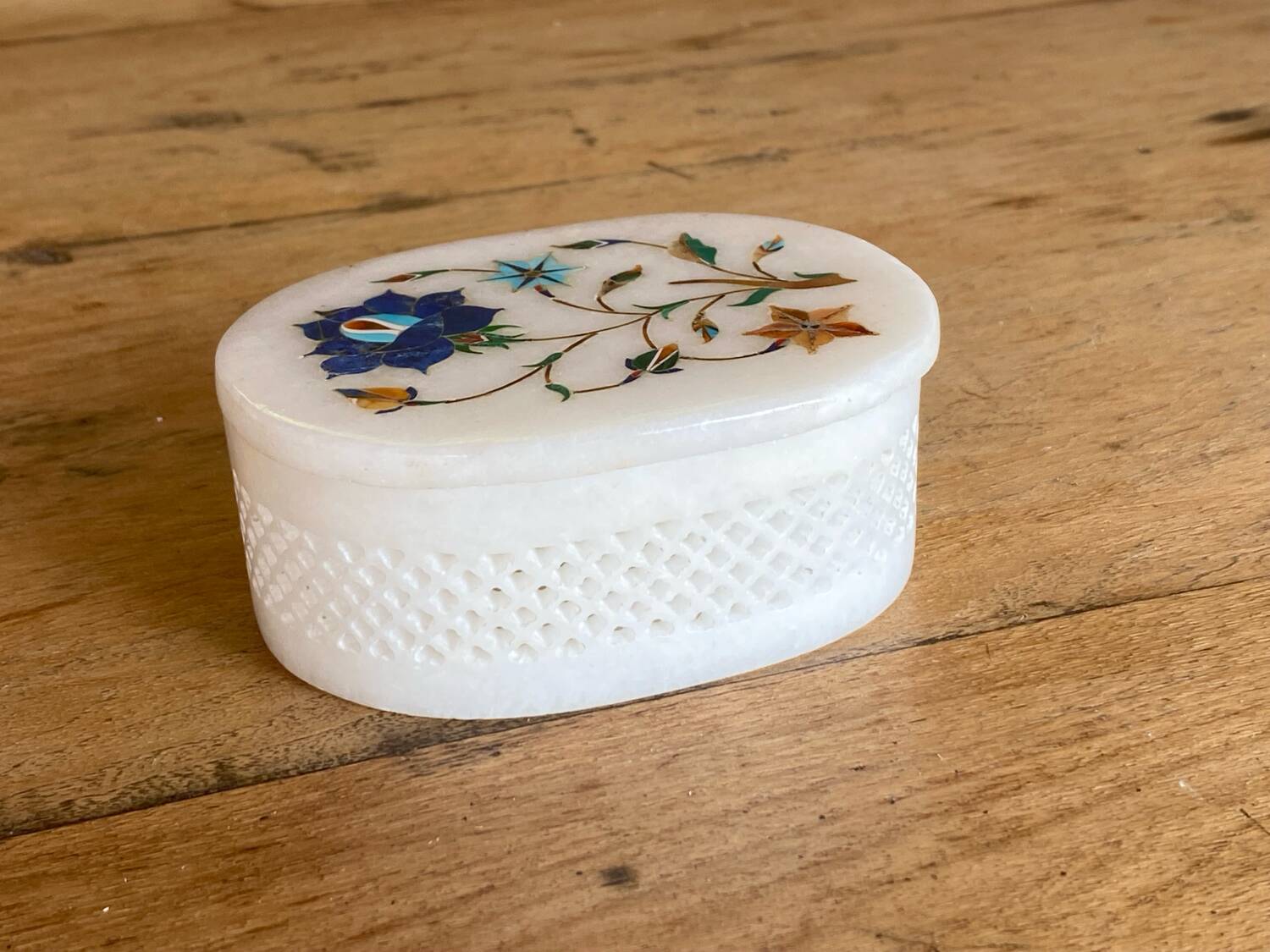 Boite en albâtre blanc décor floral incrusté