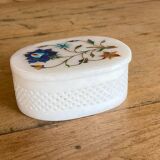 Boite en albâtre blanc décor floral incrusté
