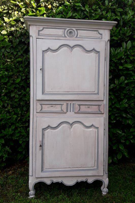 Bonnetière, standing man, Louis XV, 18th century walnut