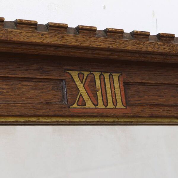 Miroir ancien dans un cadre en chêne en croix.