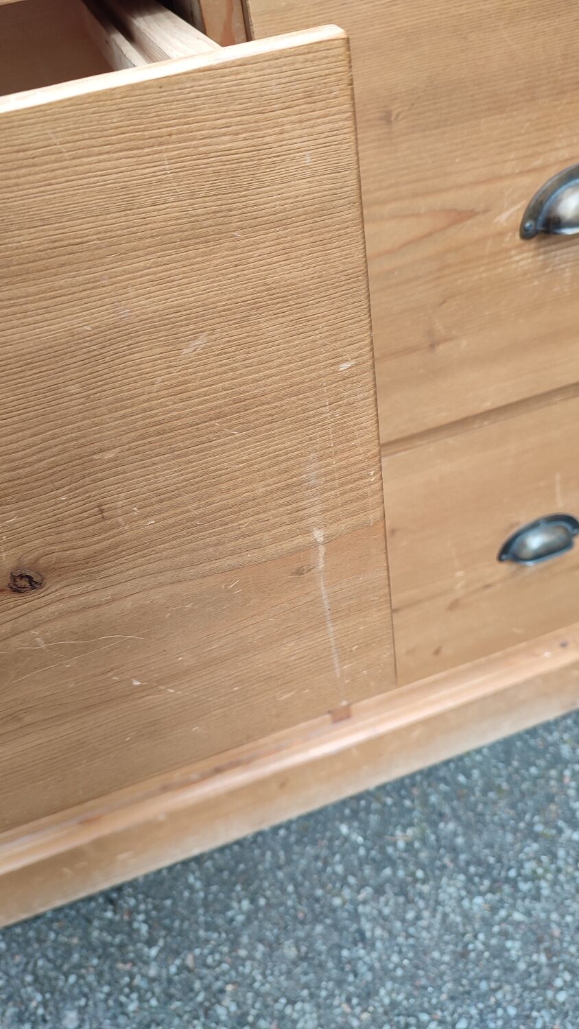 Four-drawer chest of drawers