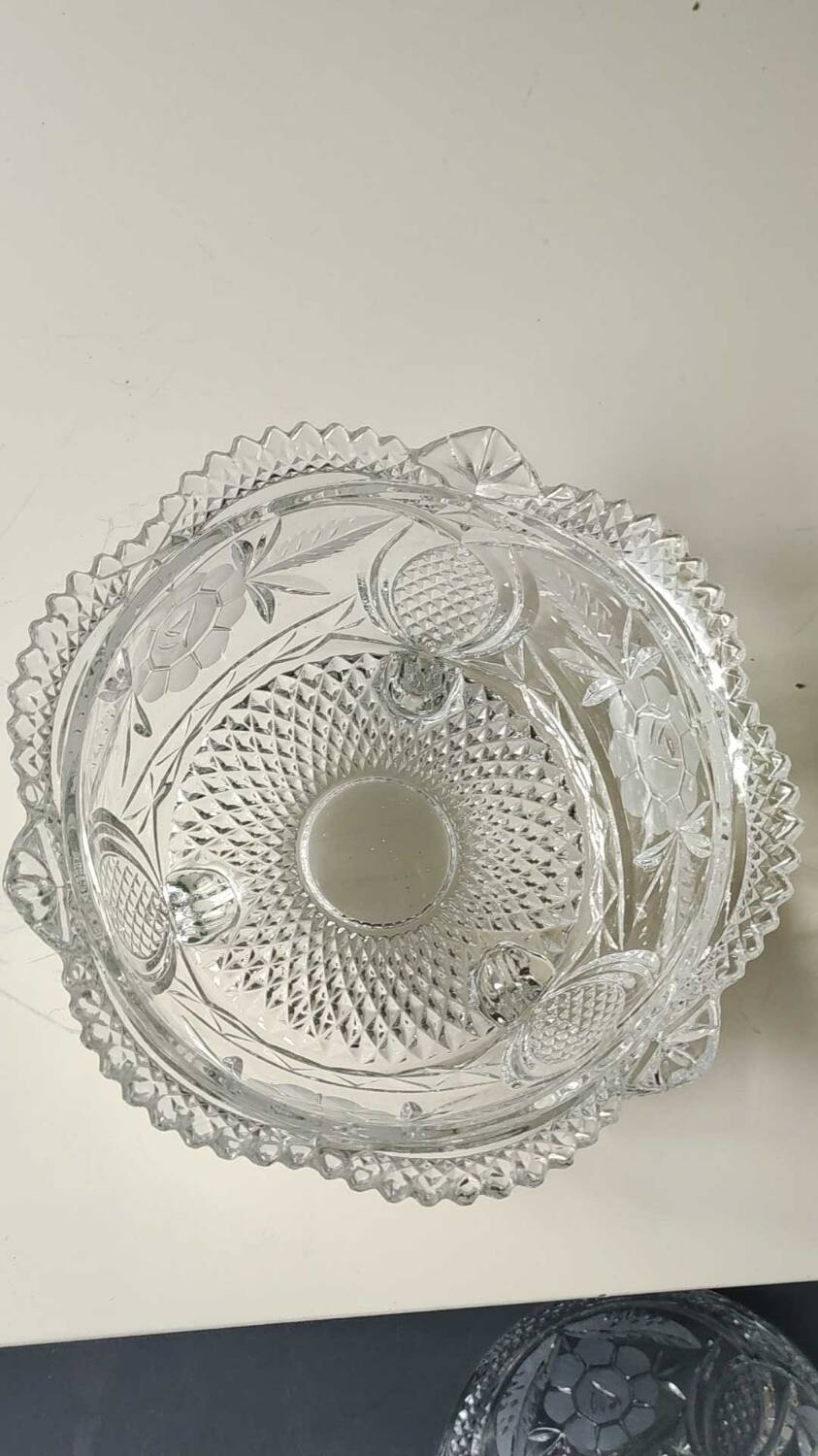 Large Bonbonniere/Drageoir in Bohemian crystal. Frosted floral motifs, diamond tip. Boho chic