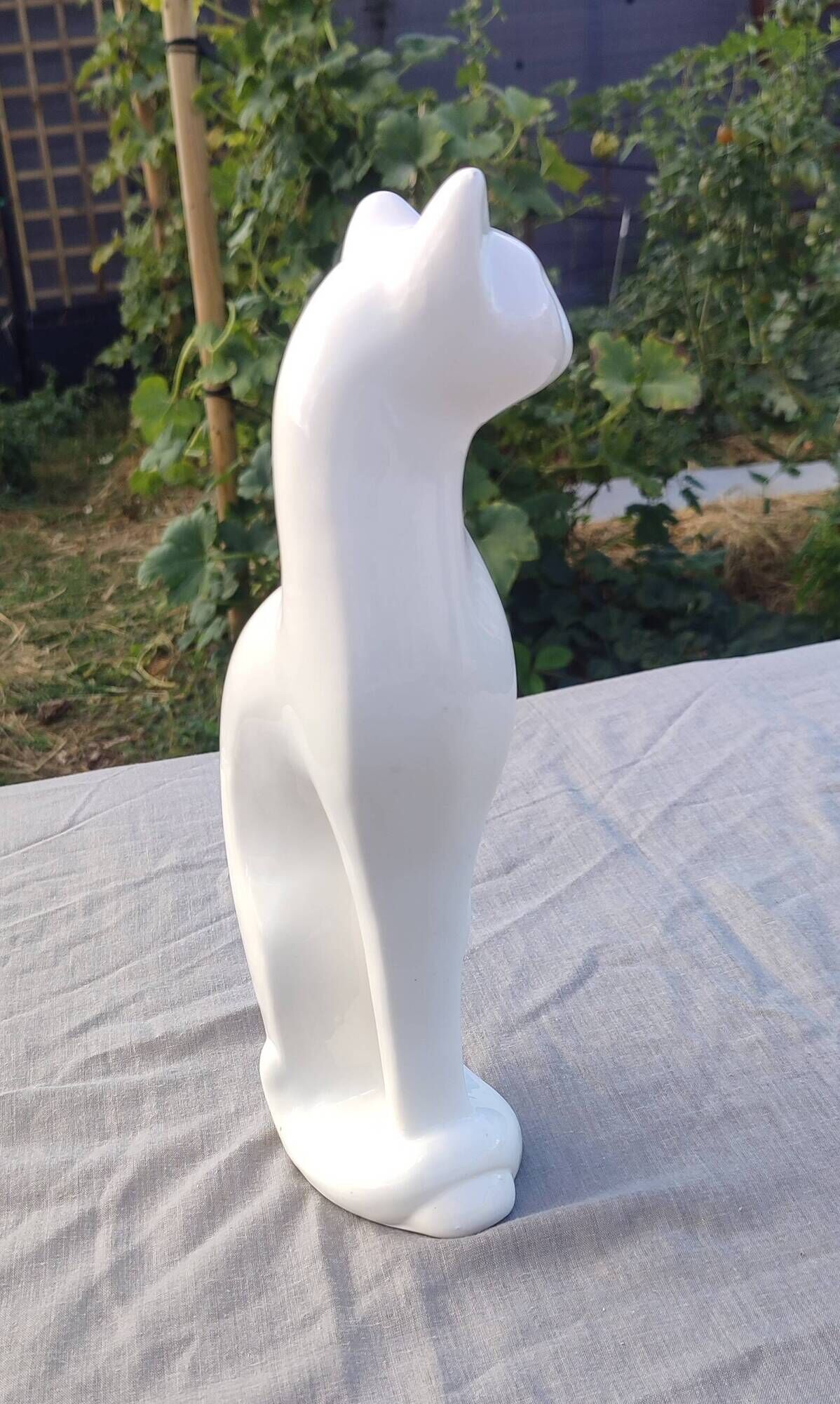 Statuette chat stylisé en céramique blanche