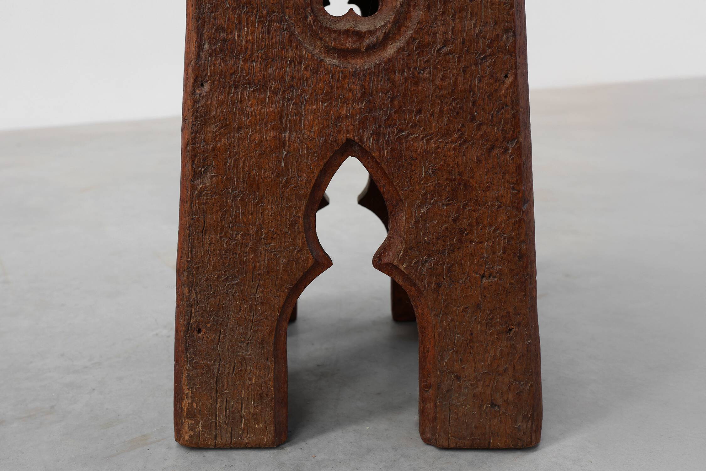 Tabouret bas en bois sculpté français du milieu du XIXe siècle de style gothique