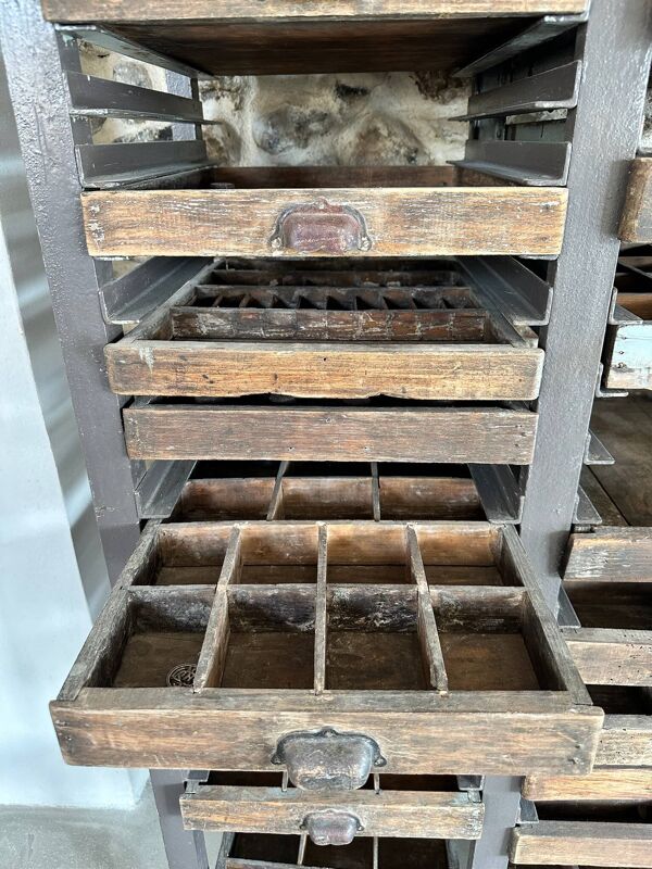 Meuble d’imprimerie ancien à tiroirs – bois & métal – industriel