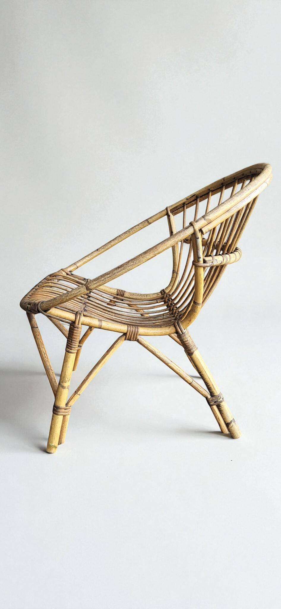 Salon, shell chairs in rattan from the 1960s.