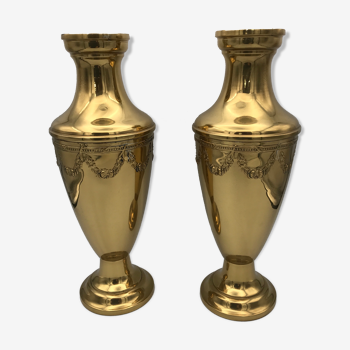 Paire de vases en laiton doré à motif de frise florale 27,5 cm